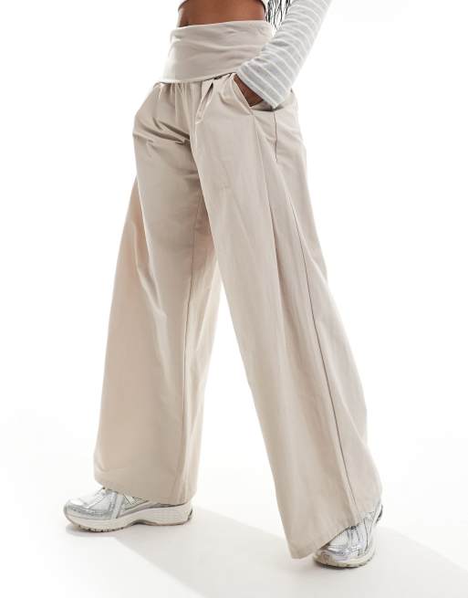 Bershka - Pantaloni a fondo ampio in popeline color sabbia con risvolto