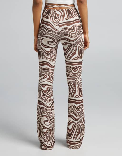 Bershka - Pantaloni a zampa con stampa rétro a spirali marrone, 2 di 4