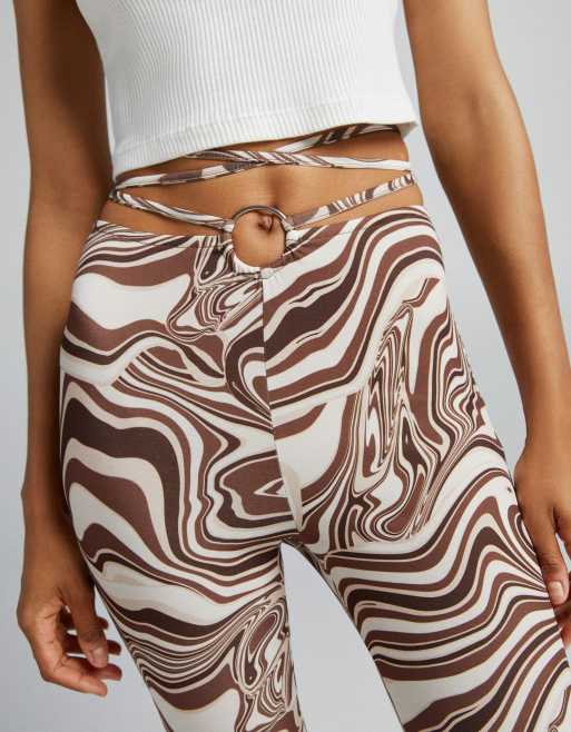 Bershka - Pantaloni a zampa con stampa rétro a spirali marrone, 3 di 4