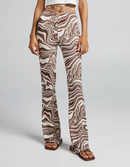 Bershka - Pantaloni a zampa con stampa rétro a spirali marrone, 4 di 4