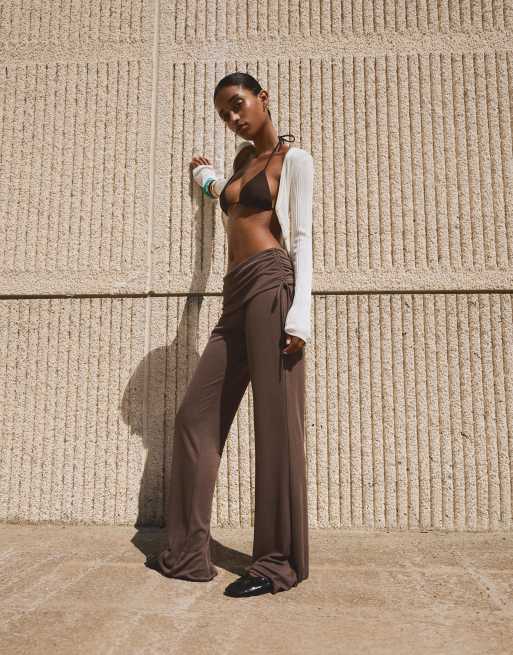 Bershka - Pantaloni a zampa vaporosi color sabbia con laccetti