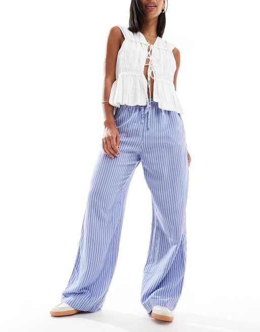 Bershka - Pantaloni allacciati in vita a fondo ampio in cotone azzurri e bianchi gessati