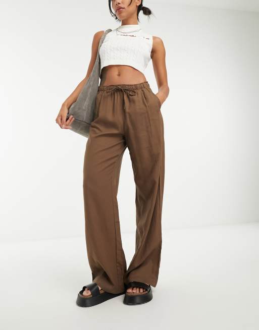 Bershka - Pantaloni allacciati in vita a fondo ampio in lino marrone
