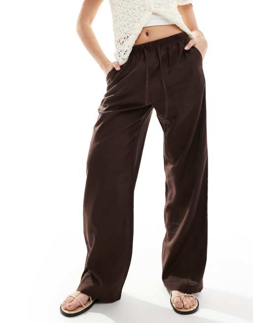 Bershka - Pantaloni allacciati in vita a fondo ampio in lino marrone 
