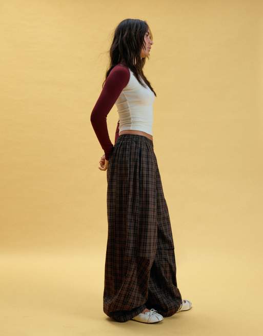 Bershka pantaloni barrel a quadri marroni, 2 di 6