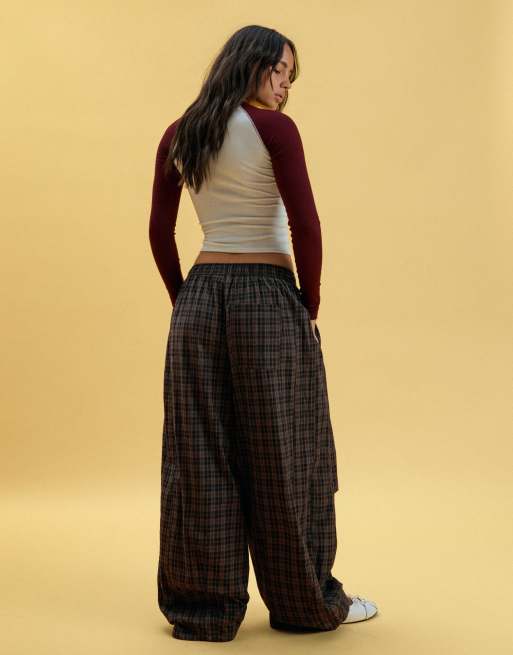Bershka pantaloni barrel a quadri marroni, 3 di 6