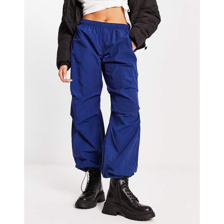 Bershka Pantaloni blu in nylon stile paracadutista ASOS