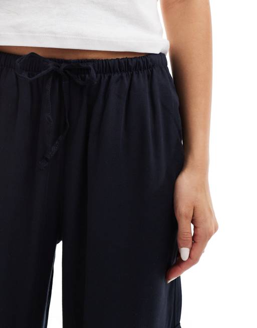 Bershka - Pantaloni cargo a fondo ampio blu navy allacciati in vita, 4 di 5