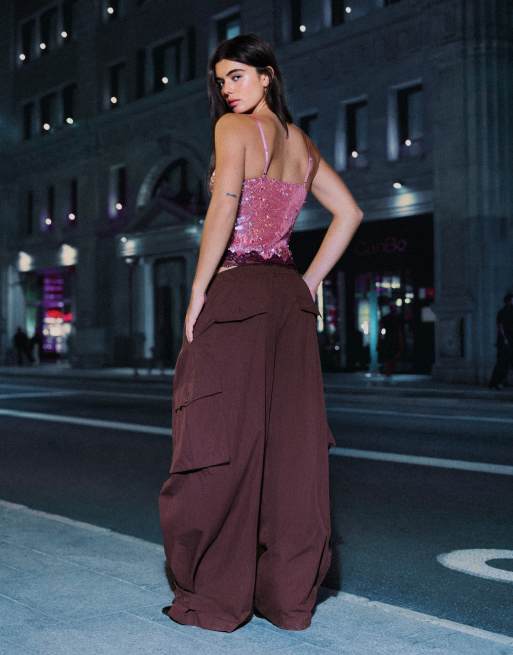 Bershka pantaloni cargo barrel in tessuto tecnico color bordeaux, 2 di 5