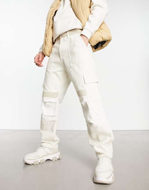 Bershka - Pantaloni cargo in denim écru con pannelli 