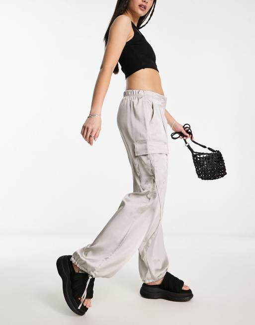 Bershka Pantaloni cargo in raso grigio pallido ASOS