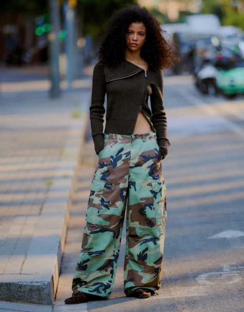Bershka pantaloni cargo mimetici verdi - view 1
