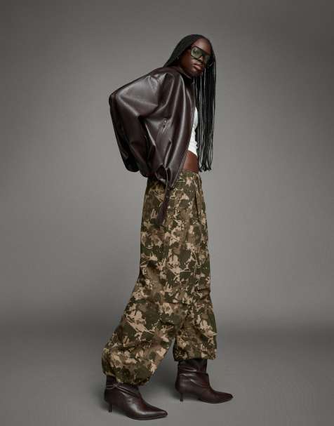 Bershka - Pantaloni cargo stile paracadutista kaki con stampa - view 1