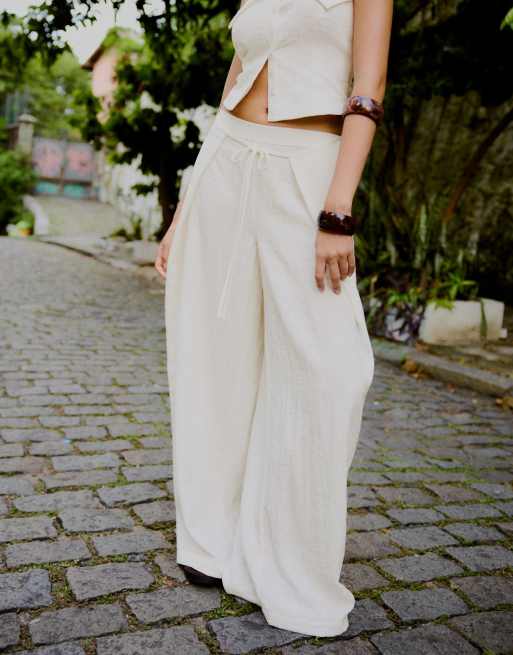 Bershka - Pantaloni casual a fondo ampio bianchi a pieghe, 3 di 4