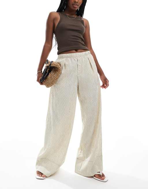 Bershka - Pantaloni con fondo ampio in seersucker color sabbia a righe