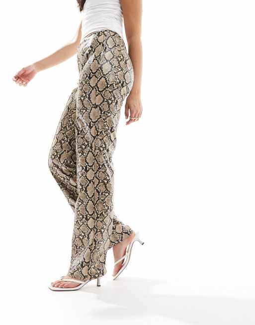 Bershka Pantaloni dritti in pelle sintetica con stampa pitonata ASOS
