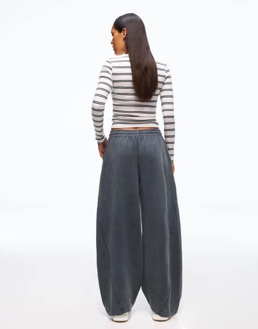 Bershka - Pantaloni felpati bombati grigio scuro con fermacorda, 3 di 5