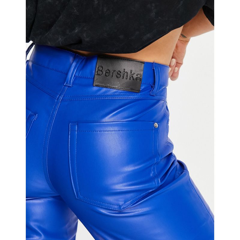 Pantaloni e leggings DOFK2 Bershka - Pantaloni in pelle sintetica blu