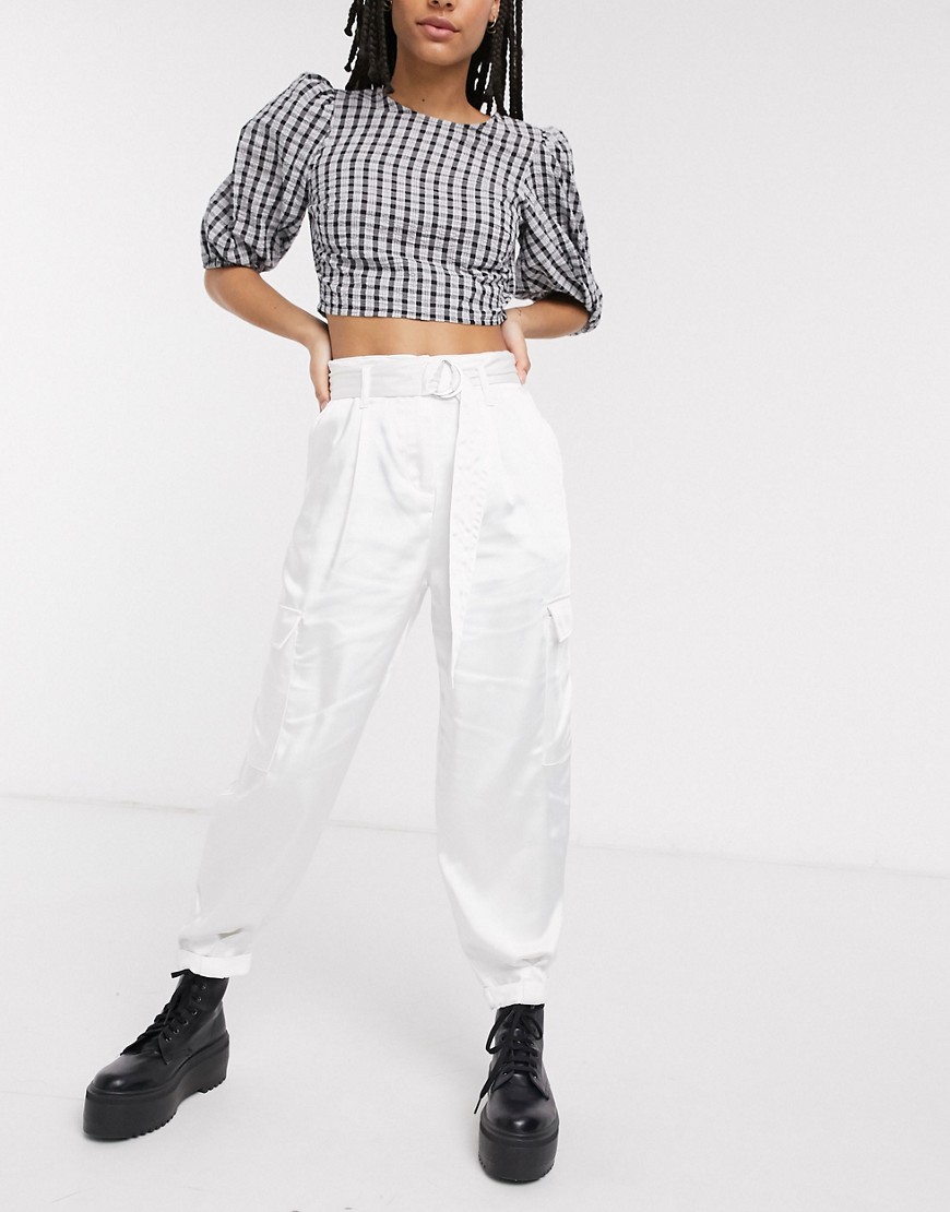 Bershka - Pantaloni multitasche in raso bianchi con cintura-Bianco