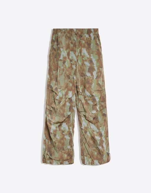 Bershka pantaloni paracadute tecnici con stampa marrone, 5 di 5