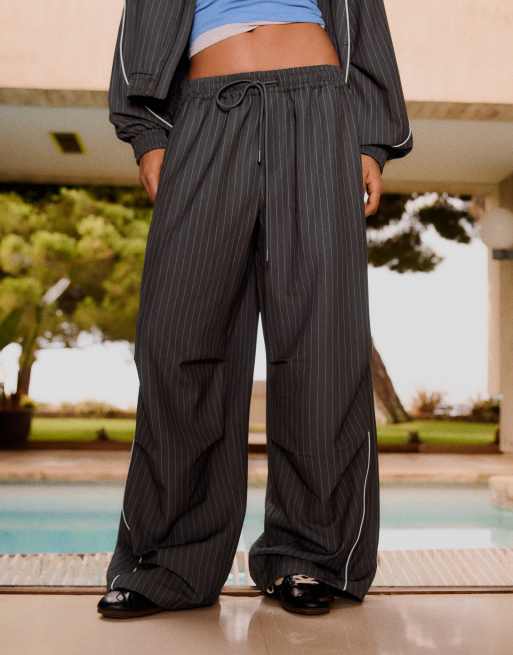 Bershka pantaloni parachute wide-leg a righe sottili grigi, 4 di 5