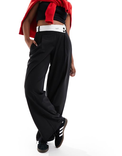 Bershka - Pantaloni sartoriali a fondo ampio neri con fascia in vita a contrasto