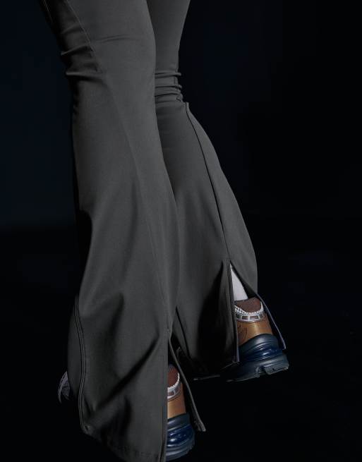 Bershka pantaloni svasati in tessuto tecnico grigio, 5 di 6