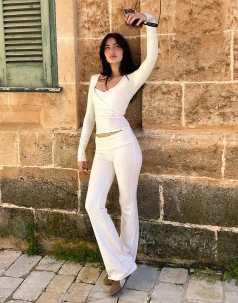 Bershka - Pantaloni tecnici a zampa bianchi con risvolto in vita - view 1