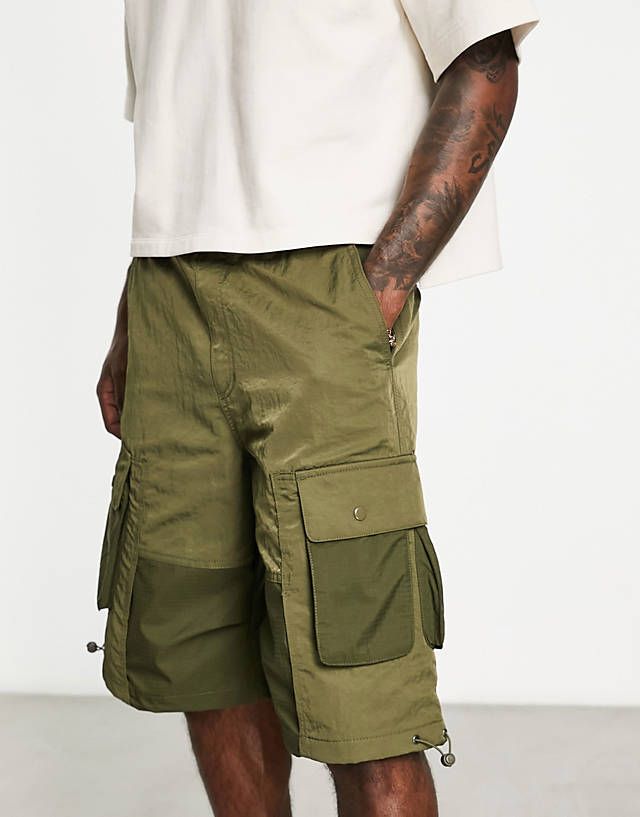 Bershka - parachute cargo pocket shorts in khaki