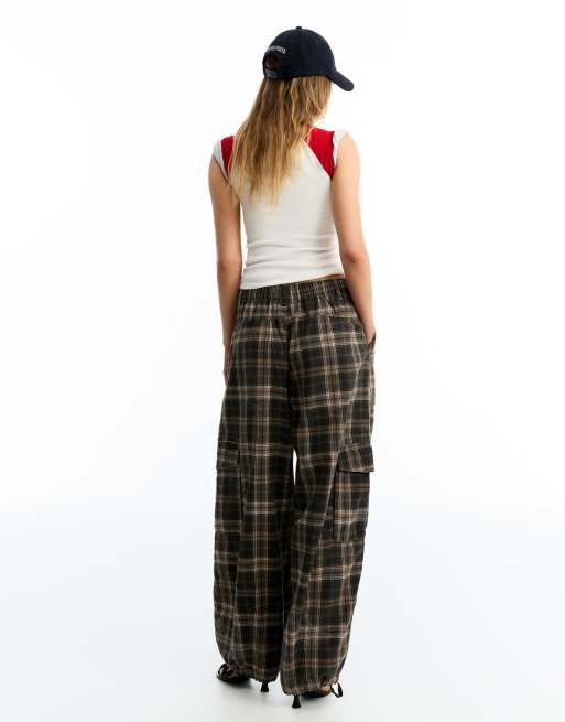 Bershka Parachute cargo trousers in brown, 3 of 5