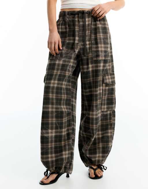 Bershka Parachute cargo trousers in brown, 4 of 5
