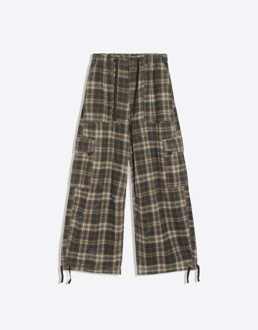 Bershka Parachute cargo trousers in brown, 5 of 5