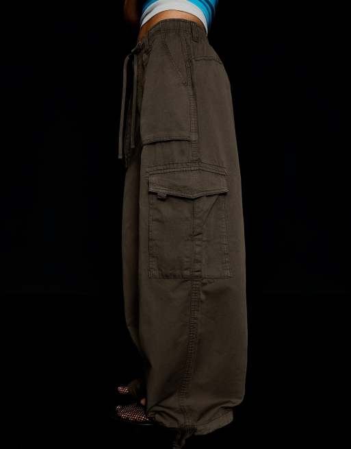 Bershka parachute cargobukser i beige, 4 af 5