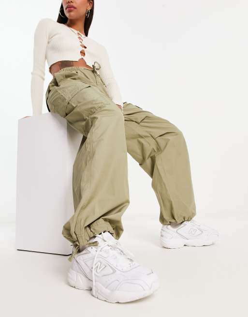Bershka - Parachutebroek van nylon met cargozakken en gestrikte taille in khaki