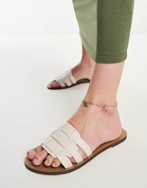 Bershka – Płaskie białe sandały