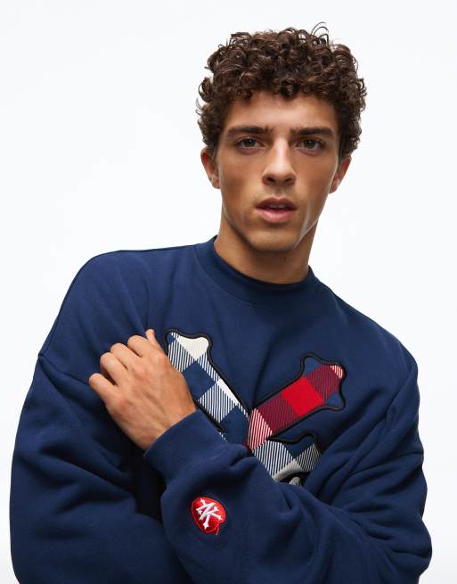 Bershka Patch crew neck sweatshirt in navy, 4 of 5