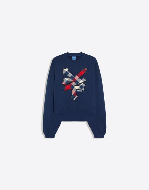 Bershka Patch crew neck sweatshirt in navy, 5 of 5