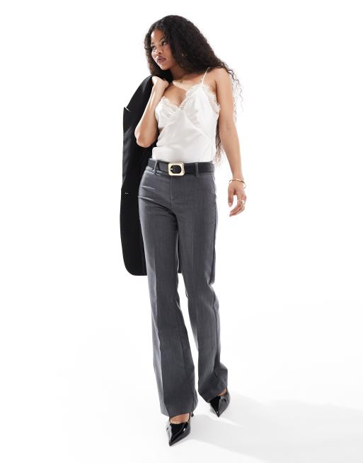 Bershka Petite – Ausgestellte, elegante Hose in Dunkelgrau