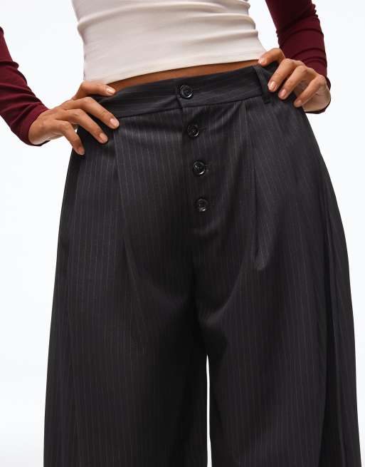 Bershka Petite ballonbukser med knapper i sort og hvid, 2 af 5