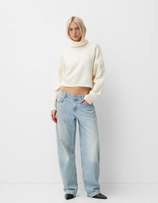 Bershka Petite - Ballonjeans in mittlerer Waschung-Blau