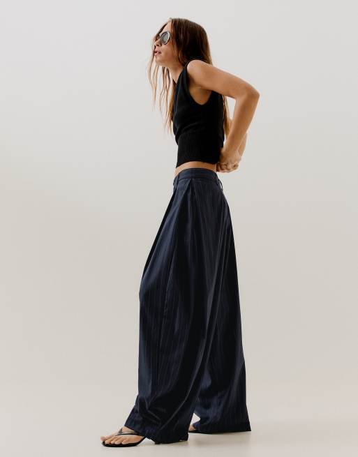 Bershka Petite balloon trousers with buttons in blue, 2 of 5