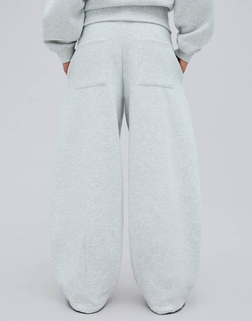 Bershka Petite barrel-fit bukser i lysegrå, 3 af 5