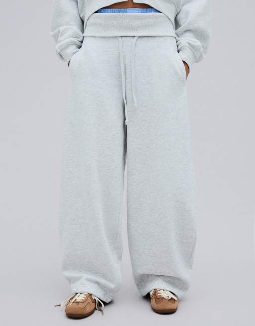 Bershka Petite Barrel-Fit-Hose aus Plüsch in Hellgrau, 4 von 5