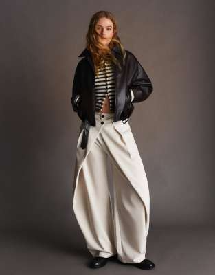 Bershka Petite - Barrel-Leg-Hose in Ecru mit Bundfalten-Weiß