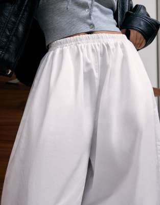 Bershka Petite - Bloomer-Hose aus Popeline in Weiß