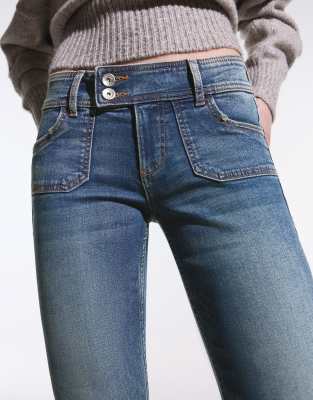 Bershka Petite - Bootcut-Jeans in Blau mit niedrigem Bund