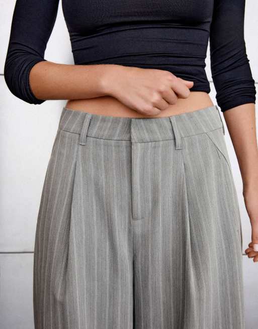 Bershka Petite broek van dubbele stof met figuurnaden in grijs, 2 van 5