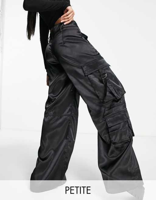 Bershka Petite - Broek van satijn met cargozakken in zwart