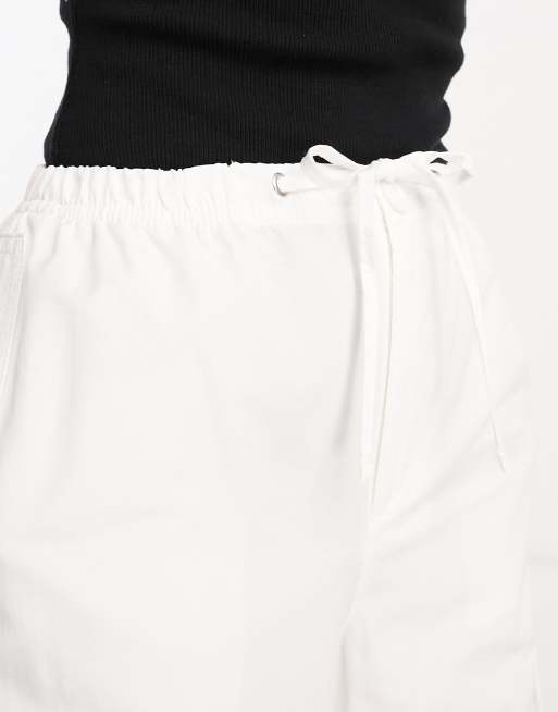 Bershka Petite - Cargo parachutebroek van nylon met gestrikte taille in wit, 2 van 4