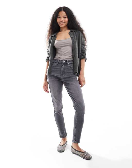 Bershka Petite – Ciemnoszare obcisłe jeansy z wysokim stanem i efektem sprania